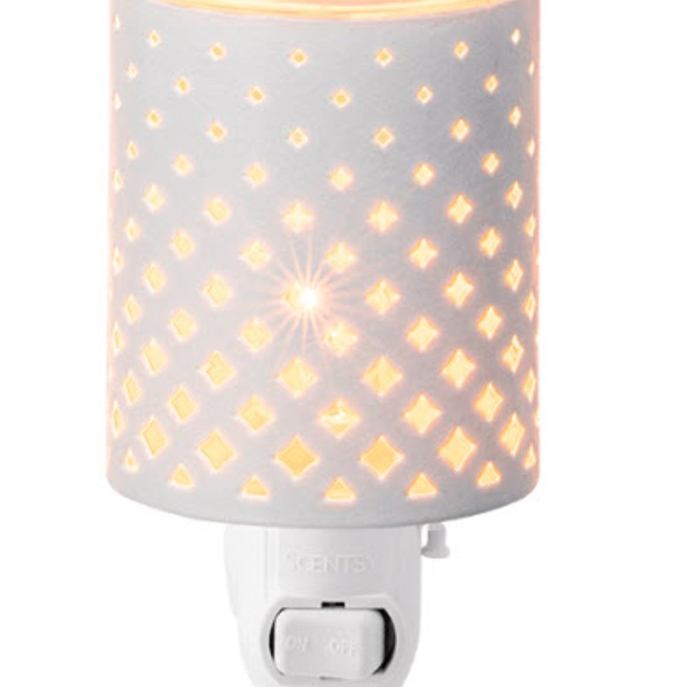 Open Box -Scentsy Mini Warmer Plug In with Banana Leaf Wax Bar